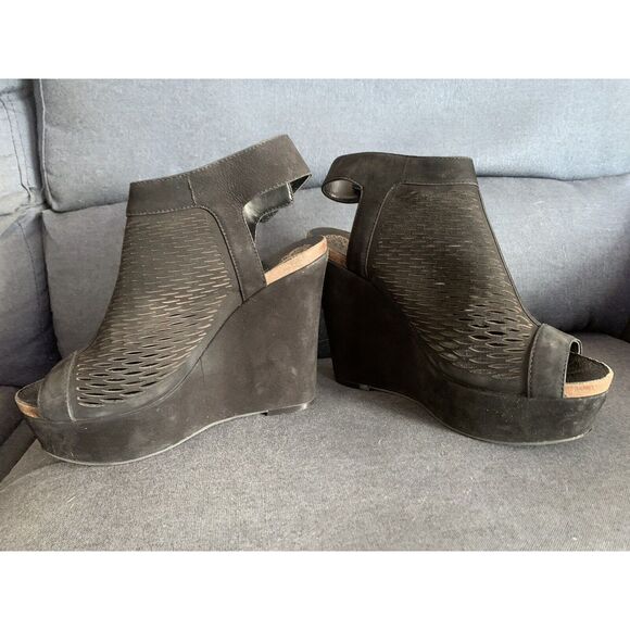 Vince Camuto VC Lavette Black Nubuck Perforated Peep Toe Block Heel Size 7 - Picture 7 of 12